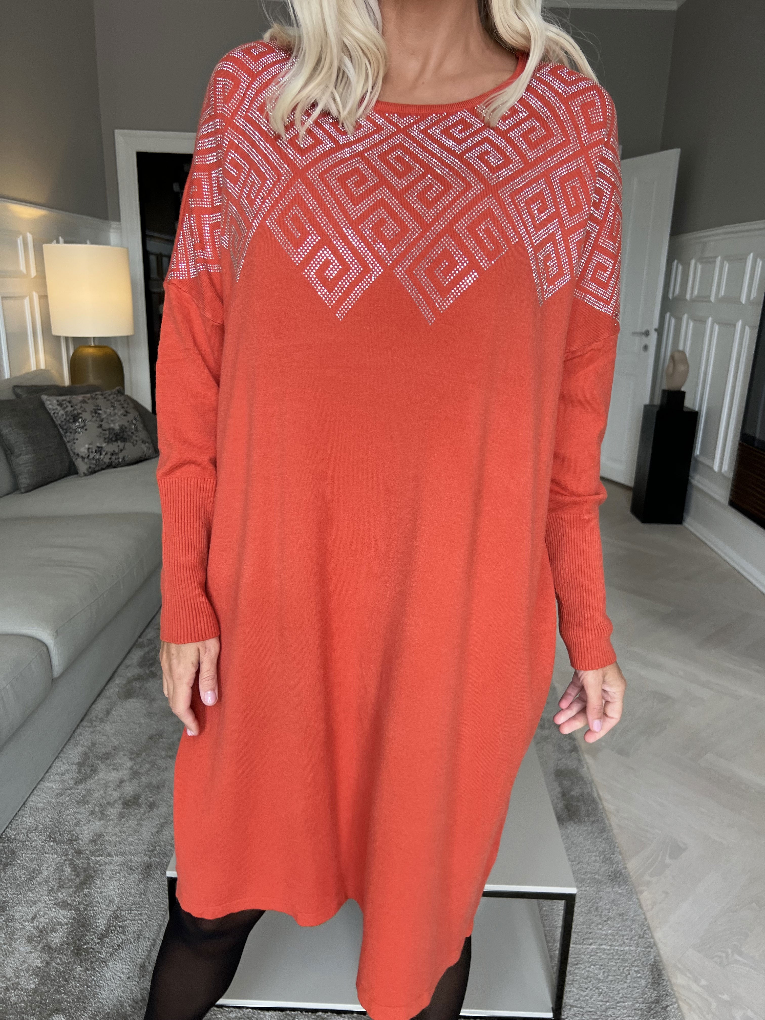 Luna - Blød strikkjole med similisten